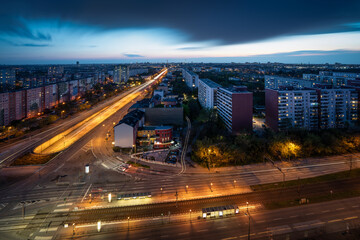 Blick auf den Feierabendverkehr im Berliner Bezirk Lichtenberg am Abend - 431061199