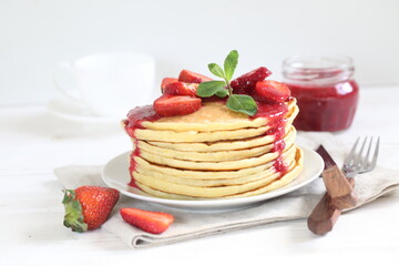 pancakes with strawberries and cream