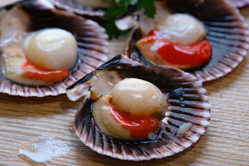 scallops clean raw on their shells