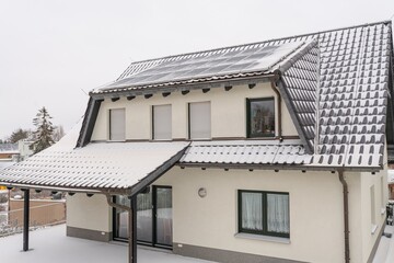 Einfamilienhaus mit Photovolthaik im Winter bei Schnee