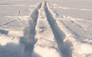 Fototapeta na wymiar Winter - Langlaufspuren im Schnee