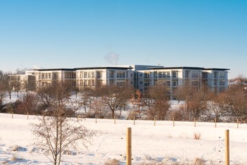 Fototapeta na wymiar Krankenhaus Hartmannsdorf im Winter mit Schnee