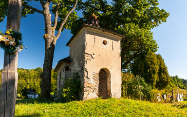 Fototapeta na wymiar Kaplica w Manastercu, Bieszczady, Polska / Chapel in Manastercu, Bieszczady, Poland