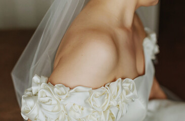 Obraz na płótnie Canvas Shoulders of the beautiful bride in a white dress