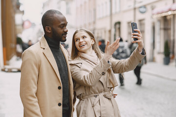 Naklejka premium Mixed couple spenting time together in a spring city