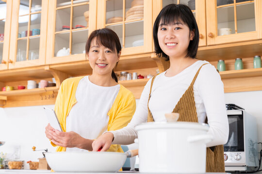 料理をする親子　スマホ