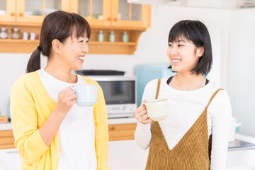 お茶を飲む親子