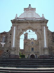 Portón de entrada a catedral católica