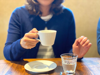 コーヒーカップを持つ女性