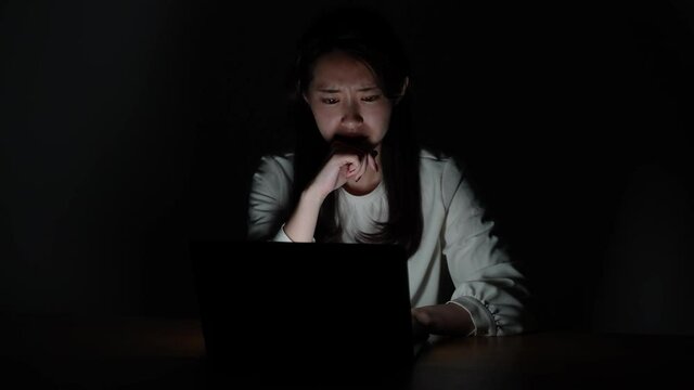 夜更かしでパソコン作業をする女性