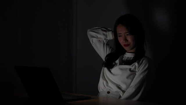 夜更かしでパソコン作業をする女性