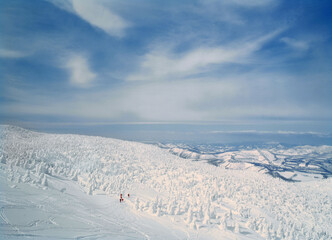  青森県八甲田山山麓の冬の情景は壮大な樹氷原が見られる - obrazy, fototapety, plakaty