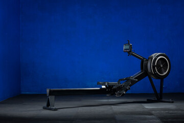 Maquina de remo estático en gimnasio