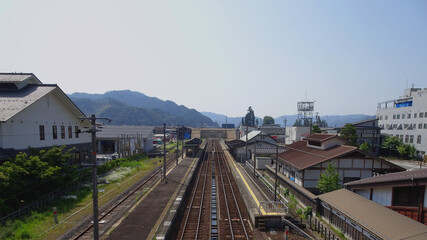 飛騨古川駅の跨線橋から見下ろす線路とホーム（高山線）／岐阜県飛騨市