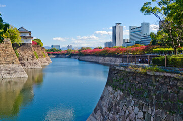 Obraz premium Osaka Castle is the most famous castle in Japan. It is located in Chuo-ku, Osaka, Japan. The castle is open to the public and it is a main tourist attraction in Osaka, Japan.