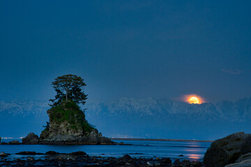 立山から登るピンクムーン