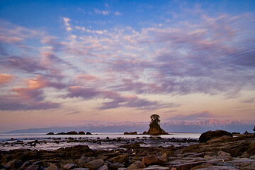 夕映の立山と雨晴海岸