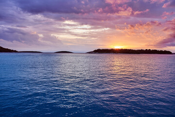 Sonnenuntergang am Meer bei  Maslinica auf der Insel Solta in Kroatien