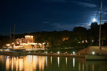 Fototapeta na wymiar Im Hafen von Maslinica auf der Insel Solta in Kroatien bei Nacht und Mondschein