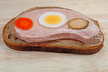 Sülzkotelett auf einer Scheibe Brot