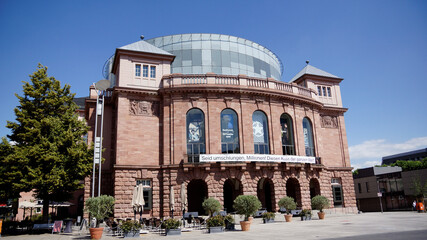 Theater mit Café und Platz vor dem Theater in Mainz