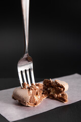 Macarons zerquetscht mit einer Gabel, Krümel, schwarzer Hintergrund.