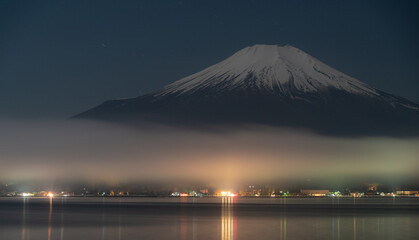 雲がかかる富士山　山中湖