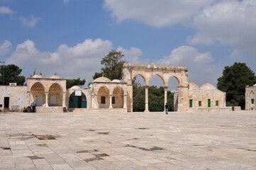 Fototapeta premium Mosque of Al-aqsa (Dome of the Rock) in Old Town. There are many historical buildings in the courtyard of Masjid Aksa Mosque. Jerusalem, Israel.