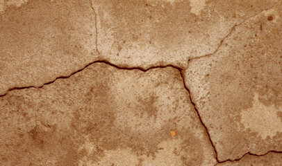 Obraz premium Crack wall texture. Cracked concrete wall covered with cement surface as background. Wall fragment with scratches and cracks