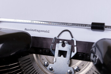 Bundestagswahl, auf einer alten Schreibmaschine geschrieben