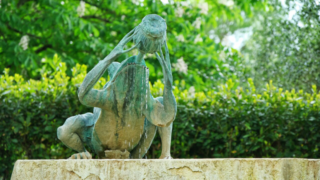 Fontana con una rana che beve da un fiasco nel villaggio di San Sano a Gaiole in Chianti, provincia di Siena.