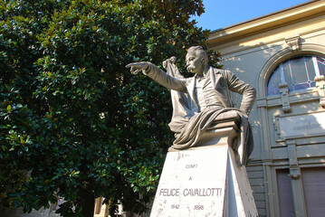 La statua di Felice Cavallotti a Como.