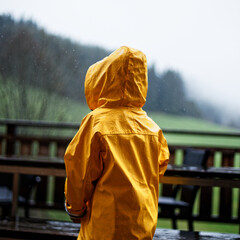 Enfant sous la pluie en ciré jaune