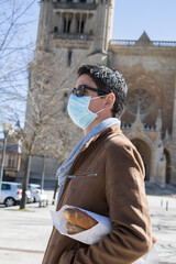 Jeune homme et masque