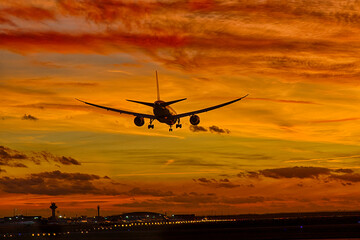Fototapeta na wymiar Flugzeuge im Sonnenuntergang