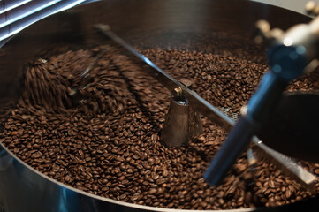 コーヒー豆を焙煎している風景　ロースター