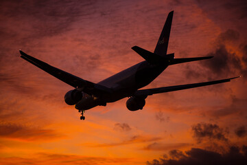 Fototapeta na wymiar Flugzeuge im Sonnenuntergang