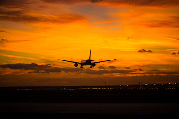 Flugzeuge im Sonnenuntergang