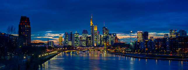 Plakat Frankfurt am Main im Panorama bei Nacht