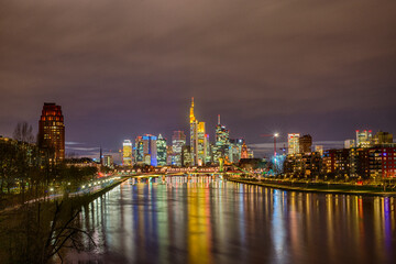 Fototapeta na wymiar Frankfurt am Main im Panorama bei Nacht