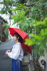 雨の日に傘をさす女性