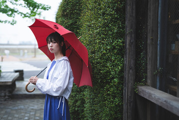 雨の日に傘をさす女性