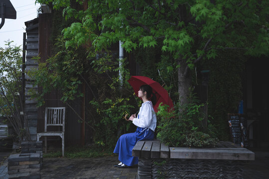 863 件の最適な 雨宿り 画像、ストック写真、ベクター | Adobe Stock