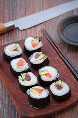 assiette de maki isolé sur une table