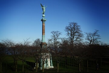 Columna de Ivar Huitfeldt, &Aacute;ngel de Langelinie Park (The Langelinie Promenade), Copenhague, Dinamarca. El monumento conmemora a los marineros civiles daneses que perdieron la vida durante la Primera G
