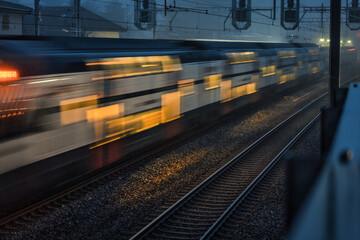 Fototapeta premium un train de nuit passe