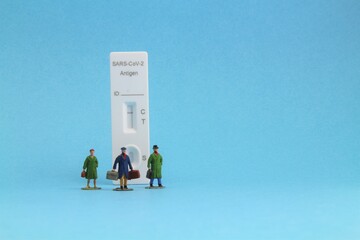 Selbsttest mit kleinen Figuren im Vordergrund 