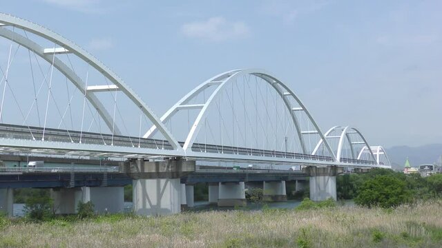 列車無し-淀川左岸上流側から見る大阪モノレール淀川橋梁と鳥飼大橋