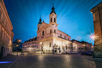Nocne zdjęcie zabytkowego kościoła na Warszawskiej starówce - obrazy, fototapety, plakaty