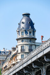 Immeuble ancien résidentiel et pont de Bir Hakeim à Paris